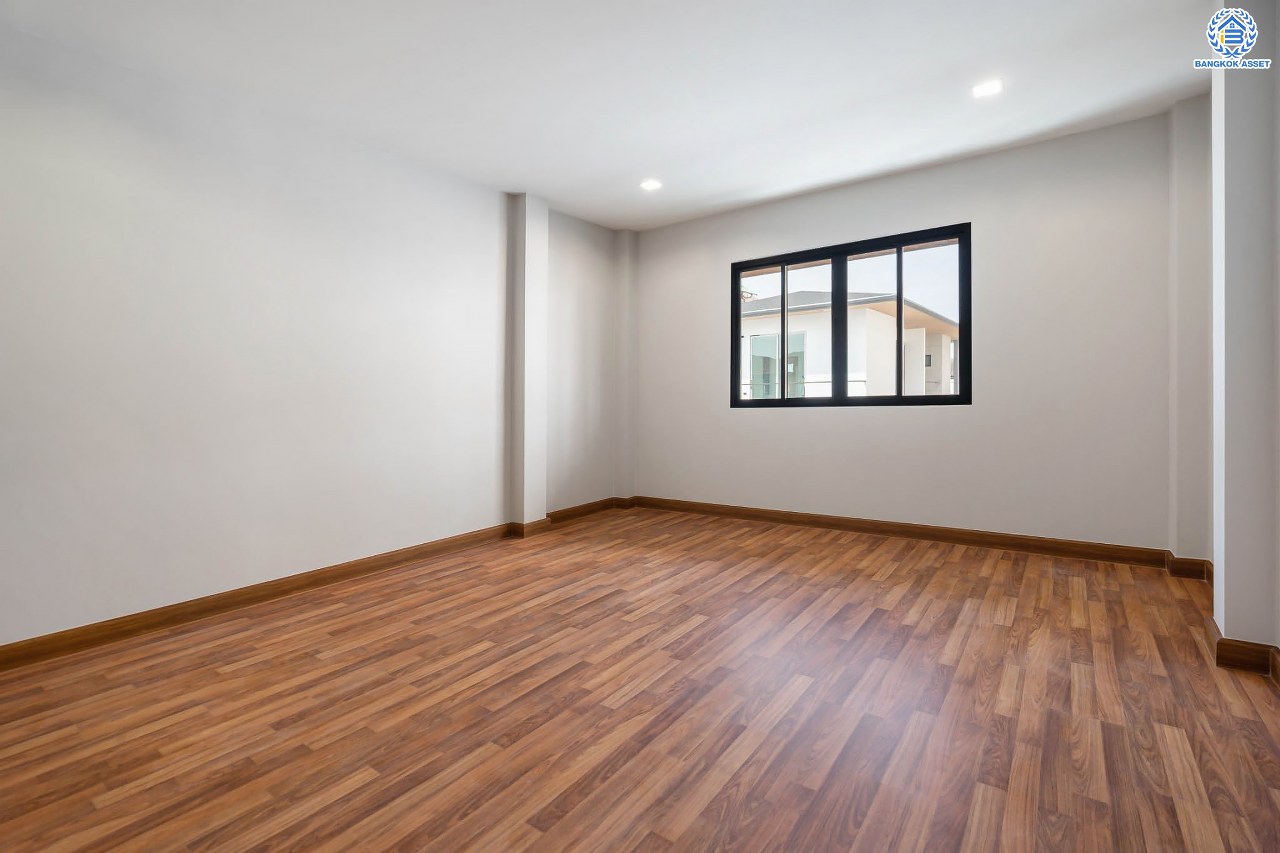 บ้านมือสองตกแต่งใหม่ โครงการ เมืองเอก โครงการ8  วิภาวดี-รังสิต บ้านเดี่ยวหลังใหญ่ บนเนื้อที่ 105 ตร.ว. พื้นที่ใช้สอยเยอะถึง 444 ตร.ม. พร้อมฟังก์ชัน 3 ห้องนอน 5 ห้องน้ำ 1 ห้องอเนกประสงค์ 1 ห้องแม่บ้าน จอดรถได้ 2 คัน สุดยอดทำเล เชื่อมต่อทุกการเดินทาง ใกล้จุดขึ้นทางด่วน "ศรีสมาน" และมหาวิทยาลัยรังสิต